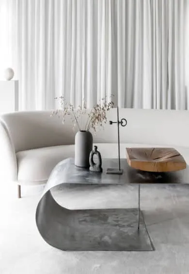 Sala estilo minimalista con colores neutros
